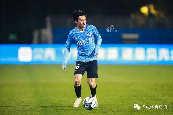 他现在已经能够确定，眼前这个年轻人不怀好意，所以他的脑子里想的就是自己该如何才能脱困。